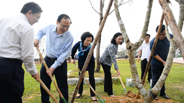 Vinamilk và quỹ 1 triệu cây xanh cho Việt Nam trồng cây tại nhiều địa danh lịch sử