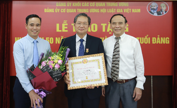 Hội Luật gia Việt Nam tổ chức lễ trao huy hiệu 50 năm, 45 năm, 40 năm tuổi Đảng