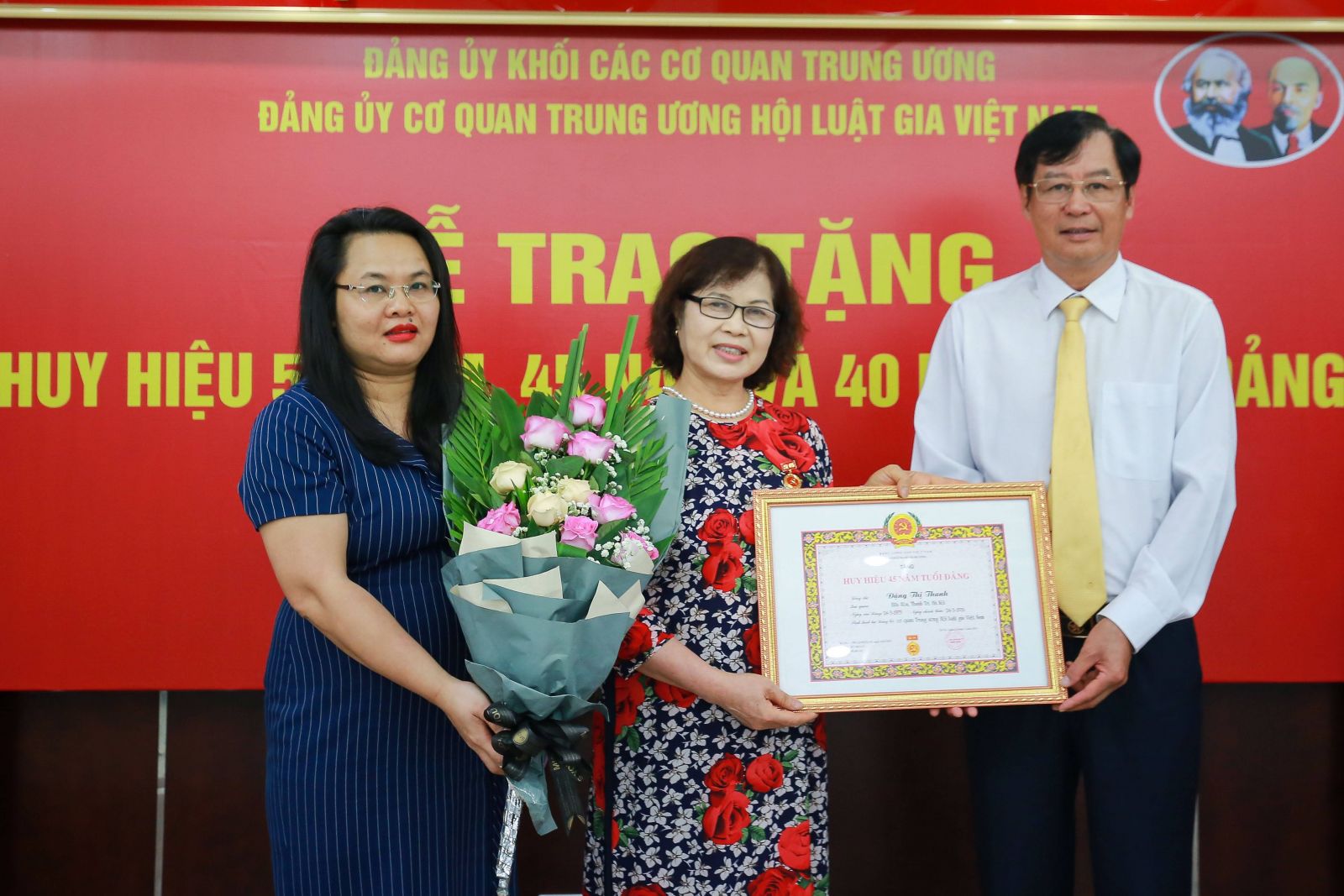 Hội Luật gia Việt Nam tổ chức lễ trao huy hiệu 50 năm, 45 năm, 40 năm tuổi Đảng