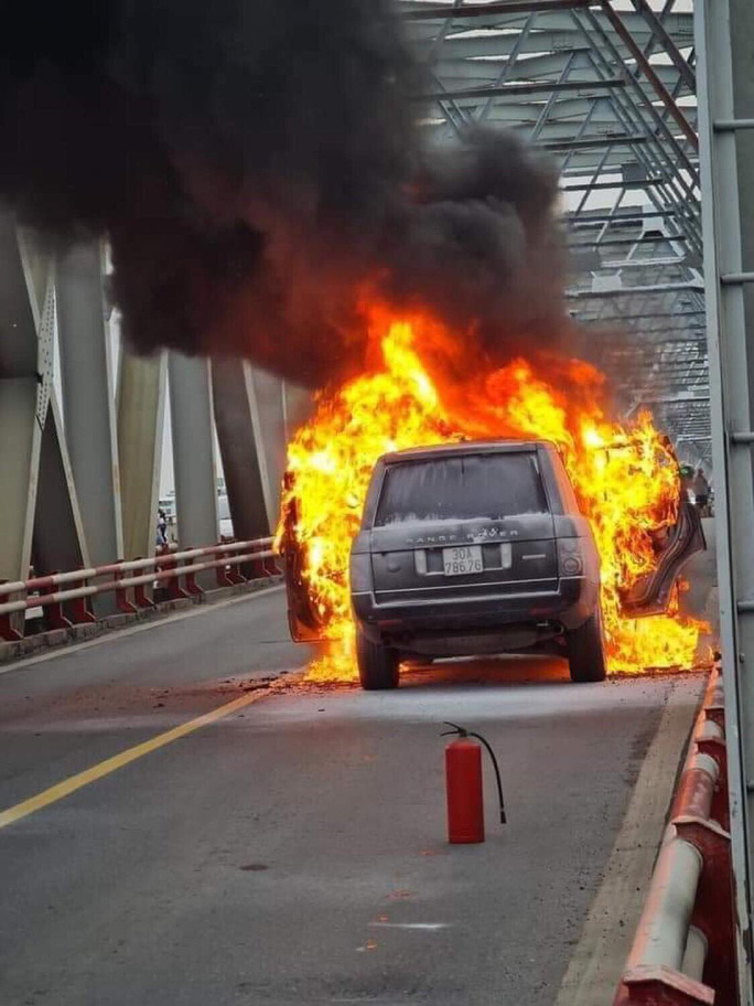 Hà Nội: Xe Range Rover bốc cháy ngùn ngụt trên cầu Chương Dương
