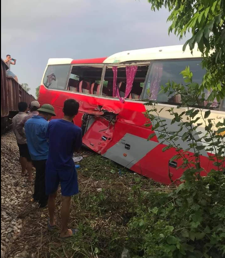 Hà Nội: Xe 45 chỗ chở học sinh va chạm tàu hoả, nhiều em bị thương