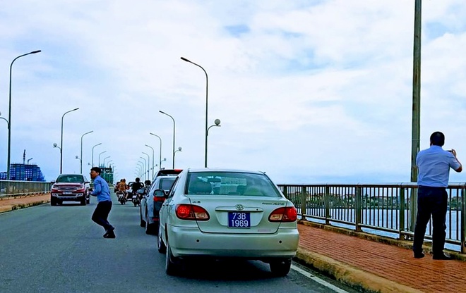 Vụ đoàn xe biển xanh dừng đỗ trên cầu để chụp ảnh: Chủ tịch Quảng Bình nói gì?