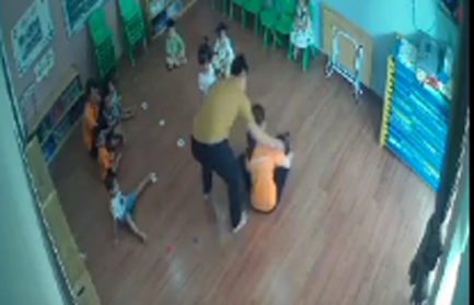Người đàn ông xông vào lớp túm tóc, tát bé 2 tuổi vì tranh giành đồ chơi với con mình
