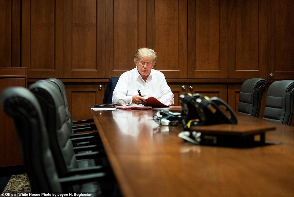 Nhà Trắng công bố hình ảnh Tổng thống Trump cặm cụi làm việc trong bệnh viện