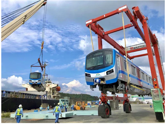 Cảnh toa tàu metro số 1 cập cảng Khánh Hội ở TP. HCM