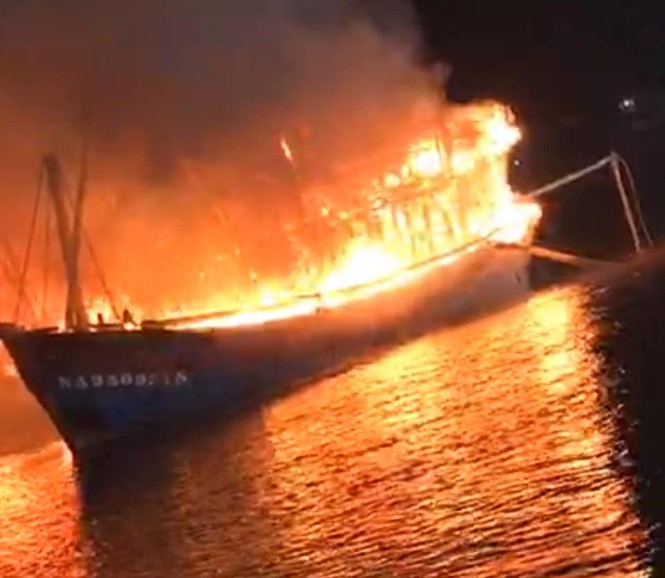 Nghệ An: 4 tàu cá bốc cháy dữ dội trong đêm