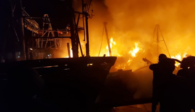 Nghệ An: 4 tàu cá bốc cháy dữ dội trong đêm