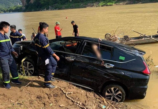 Thanh Hóa: Xe 7 chỗ lao xuống sông Mã trong đêm, 3 nạn nhân tử vong