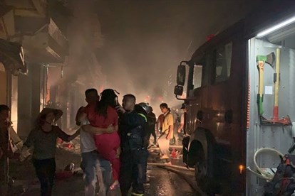 Hà Nội: Cháy lớn tại cửa hàng kinh doanh gas, 5 người mắc kẹt