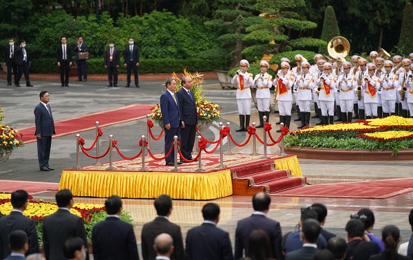 Thủ tướng Nguyễn Xuân Phúc chủ trì lễ đón chính thức Thủ tướng Nhật Bản