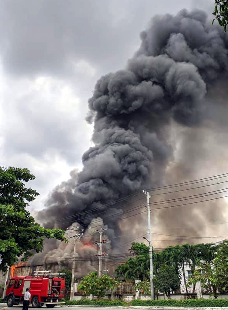 TP.HCM: Cháy lớn tại xưởng gỗ rộng hơn 100m2, nhiều tài sản bị thiêu rụi