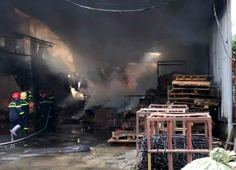 TP.HCM: Cháy lớn tại xưởng gỗ rộng hơn 100m2, nhiều tài sản bị thiêu rụi