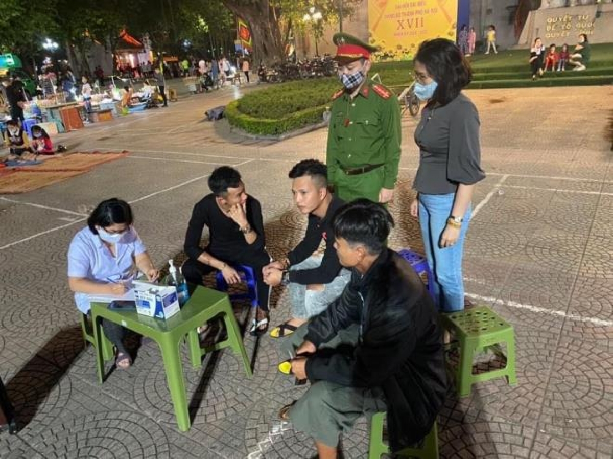 Hà Nội: Xử phạt người không đeo khẩu trang khi vào phố đi bộ Hồ Gươm