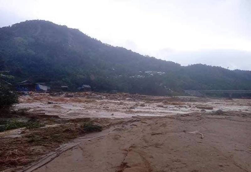 Quảng Nam: 200 công nhân thủy điện Đăk Mi 2 bị kẹt giữa rừng do sạt lở đất