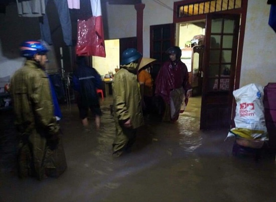 Thủy điện ở Nghệ An đồng loạt xả lũ, người dân ôm đồ di tản trong đêm