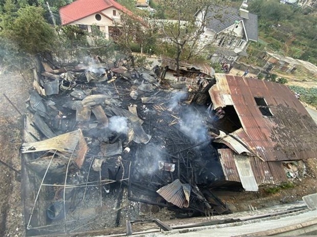Cháy lớn thiêu rụi nhà kho chứa gỗ và 3 phòng trọ