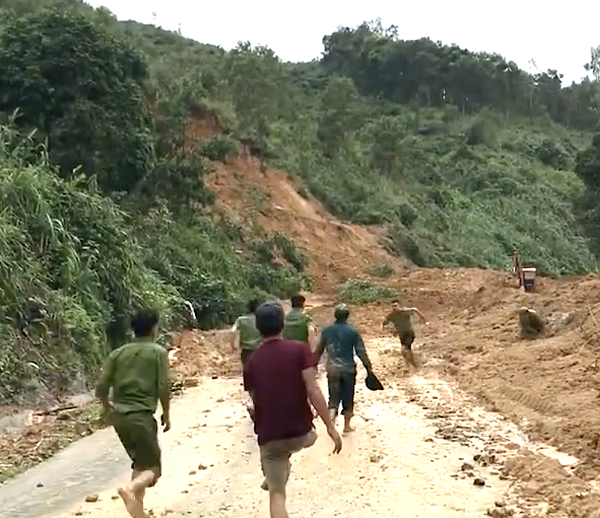 Quảng Nam: Lại sạt lở kinh hoàng