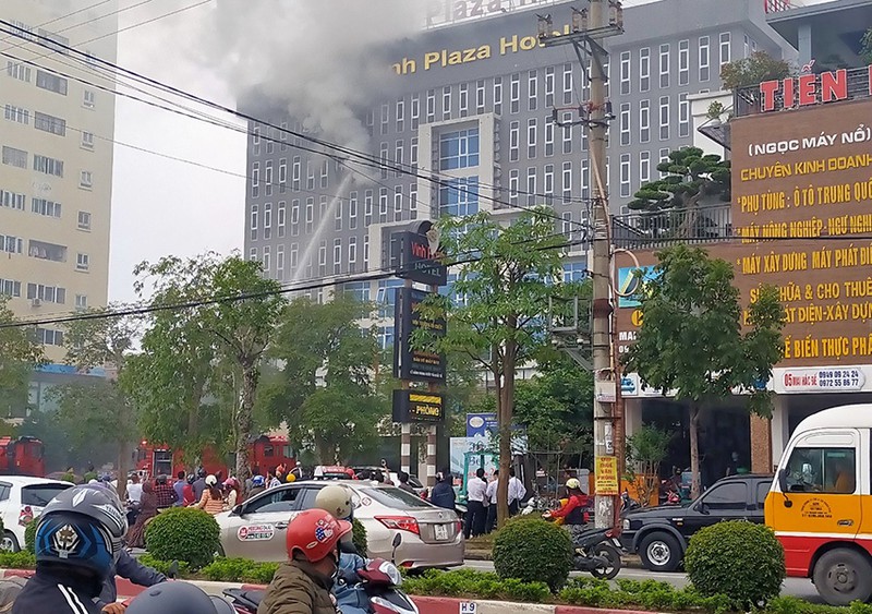 Nghệ An: Khách sạn Vinh Plaza bất ngờ bốc cháy