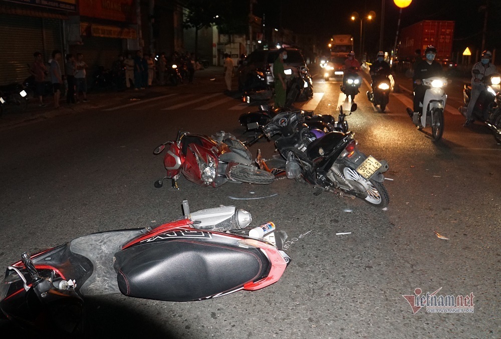 Ô tô tông hàng chục xe máy dừng đèn đỏ, nhiều người bị thương