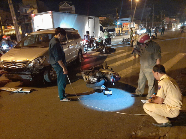Ô tô tông hàng chục xe máy dừng đèn đỏ, nhiều người bị thương