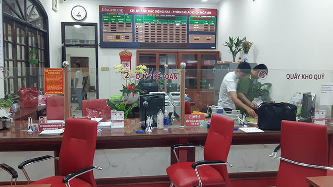 Truy bắt kẻ bịt mặt táo tợn xông vào cướp ngân hàng ở Đồng Nai