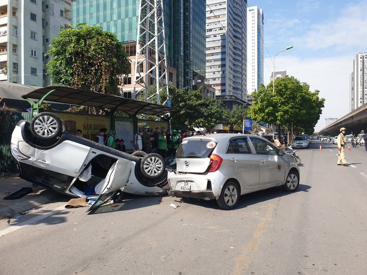 Hà Nội: Ô tô gây tai nạn liên hoàn, 2 người nhập viện