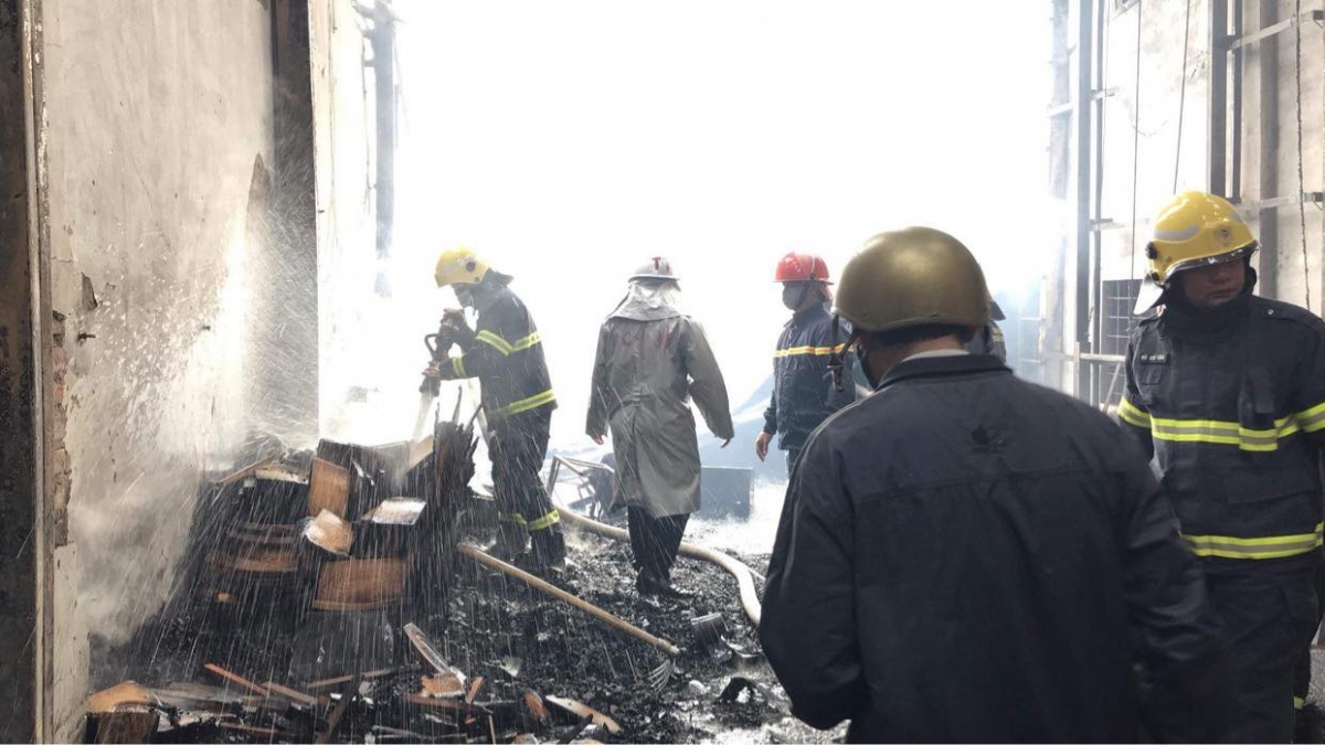Hà Nội: Cháy lớn thiêu rụi nhiều nhà xưởng ở huyện Thạch Thất