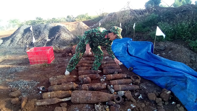 Lâm Đồng: Người dân phát hiện hơn 800kg vật liệu nổ khi đào móng nhà