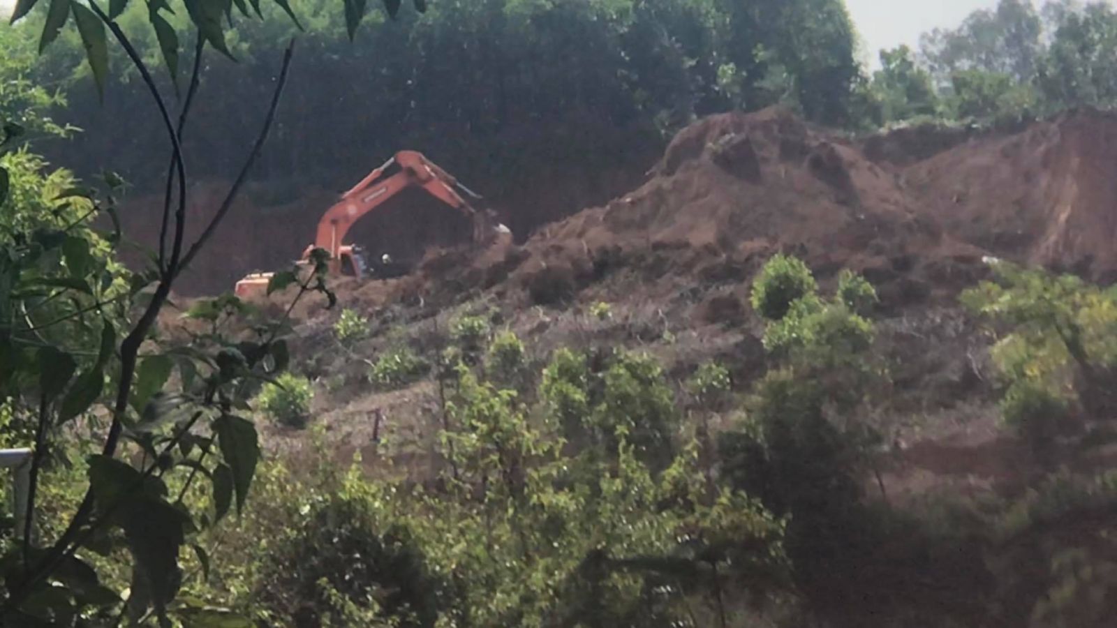 Thái Nguyên: Đất đồi bị khai thác trái phép tại huyện Phú Bình