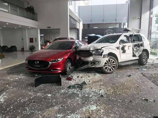 Nữ tài xế mất lái lao vào showroom ô tô khiến một người tử vong