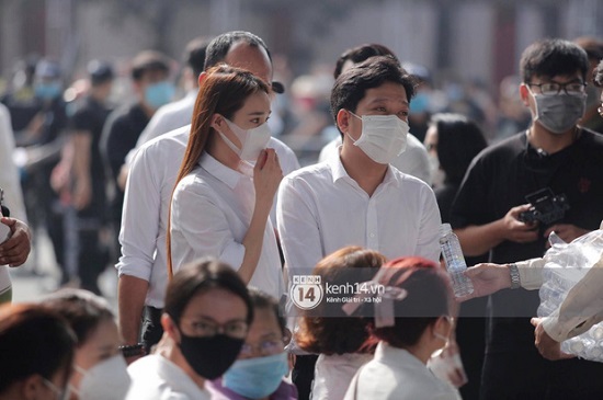 Đông đảo nghệ sĩ Việt đến tiễn đưa danh hài Chí Tài