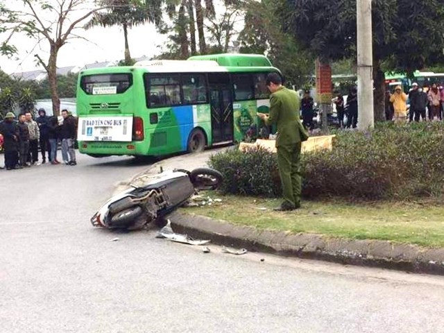 Hà Nội: Va chạm với xe buýt, thanh niên 19 tuổi tử vong