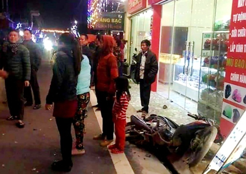 Ôtô mất lái gây tai nạn khiến năm người bị thương ở Nam Định