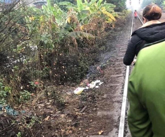 Quảng Ninh: Phát hiện thi thể bé sơ sinh đang phân hủy cạnh đường tàu
