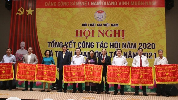 Tạp chí Đời sống&Pháp luật đón nhận Cờ thi đua của hội Luật gia Việt Nam