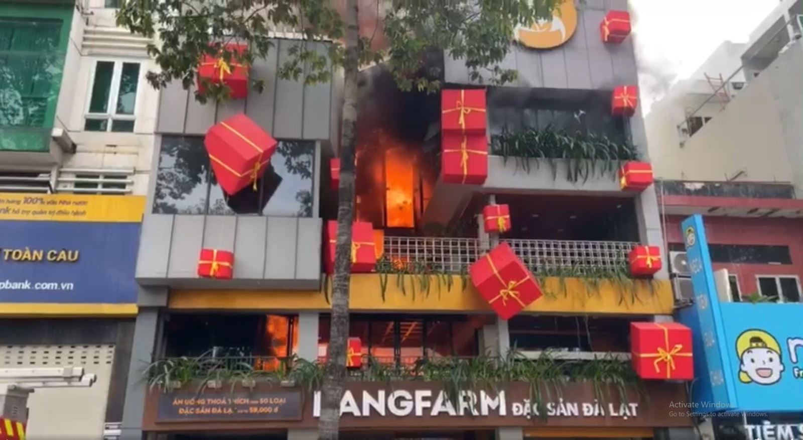 Cháy lớn tại nhà hàng ở TP.HCM, nhiều tầng bị thiêu rụi