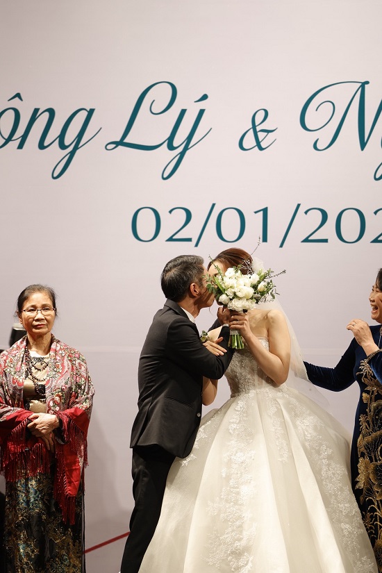 Khoảnh khắc NSND Công Lý ngại ngùng khóa môi bạn gái Ngọc Hà trong lễ cưới