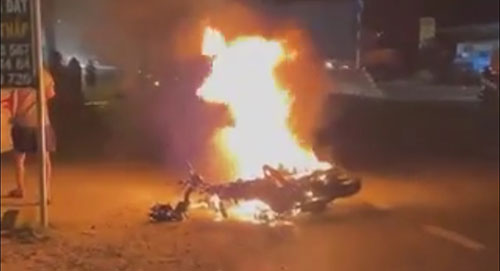 Xe máy bốc cháy sau va chạm với ôtô, nam thanh niên tử vong tại chỗ