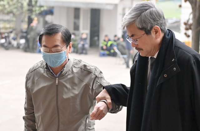 Hình ảnh mới nhất của cựu Bộ trưởng Vũ Huy Hoàng hầu tòa xét xử vụ án ở Sabeco