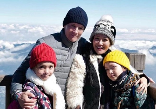 Diva Hồng Nhung khoe ảnh cùng hai con và bạn trai trong chuyến du lịch đầu năm