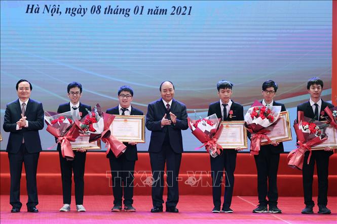 Thủ tướng dự Lễ tuyên dương học sinh THPT đoạt giải Olympic quốc tế 2020