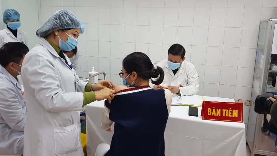 Nữ tình nguyện viên đầu tiên tiêm vắc xin COVID-19 của Việt Nam liều cao nhất