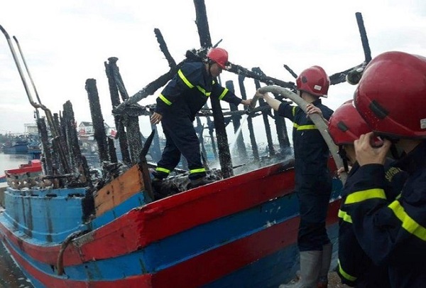 Cháy tàu cá trong đêm ở Quảng Ngãi, thiệt hại gần 4 tỷ đồng