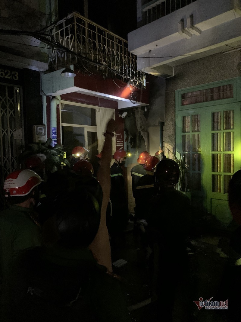Giải cứu 7 người mắc kẹt trong đám cháy ở TP.HCM