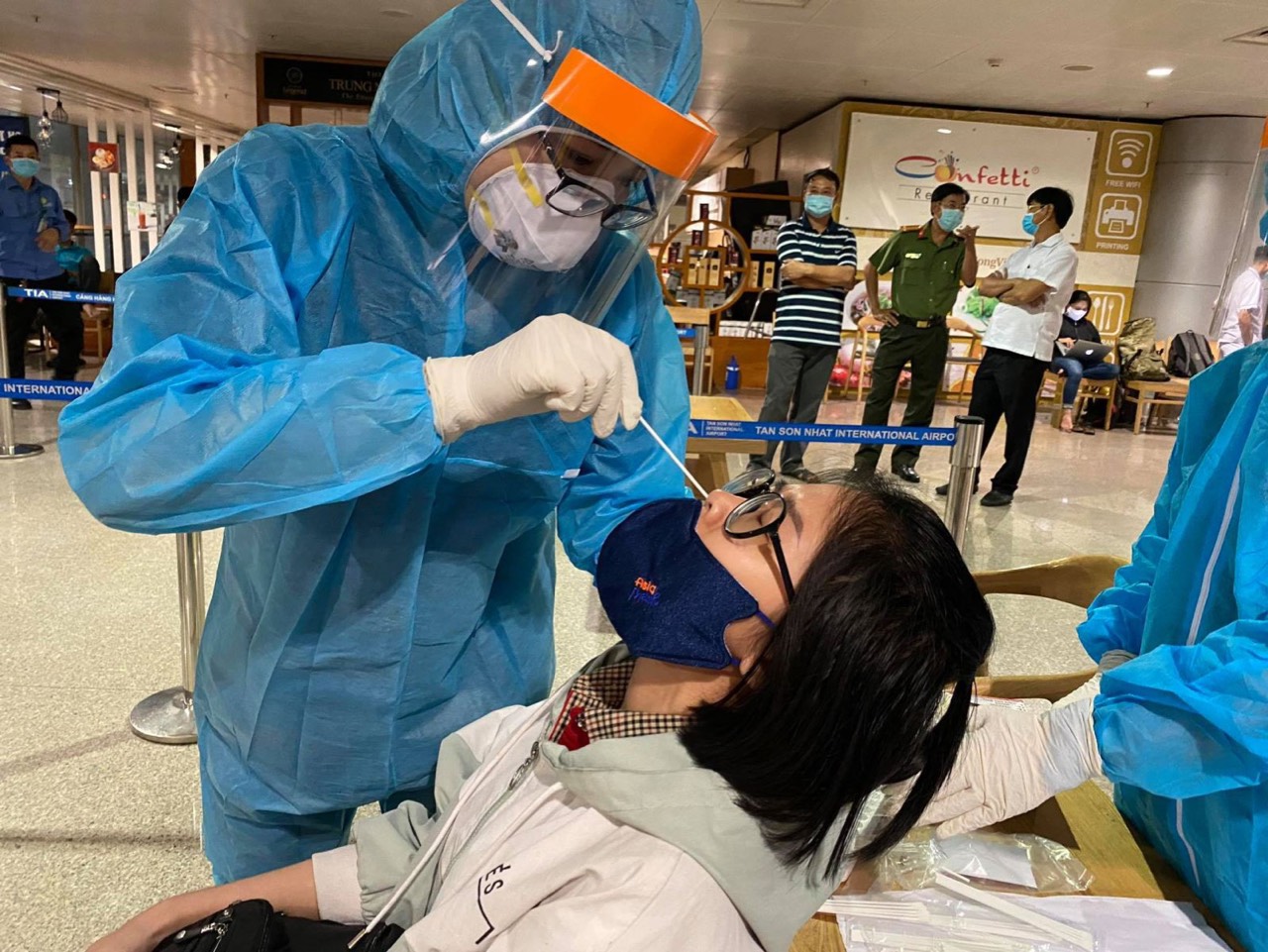 Đã xác định 4 ca nghi nhiễm SARS-CoV-2 từ 4 mẫu gộp tại sân bay Tân Sơn Nhất