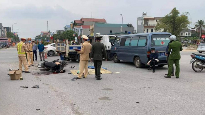 Xe máy va chạm với ô tô, nam thanh niên tử vong tại chỗ