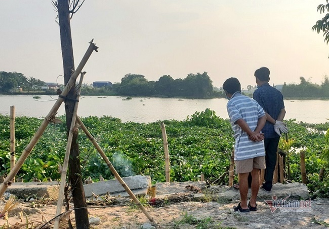 Phát hiện thi thể trùm kín đầu nổi trên sông Sài Gòn