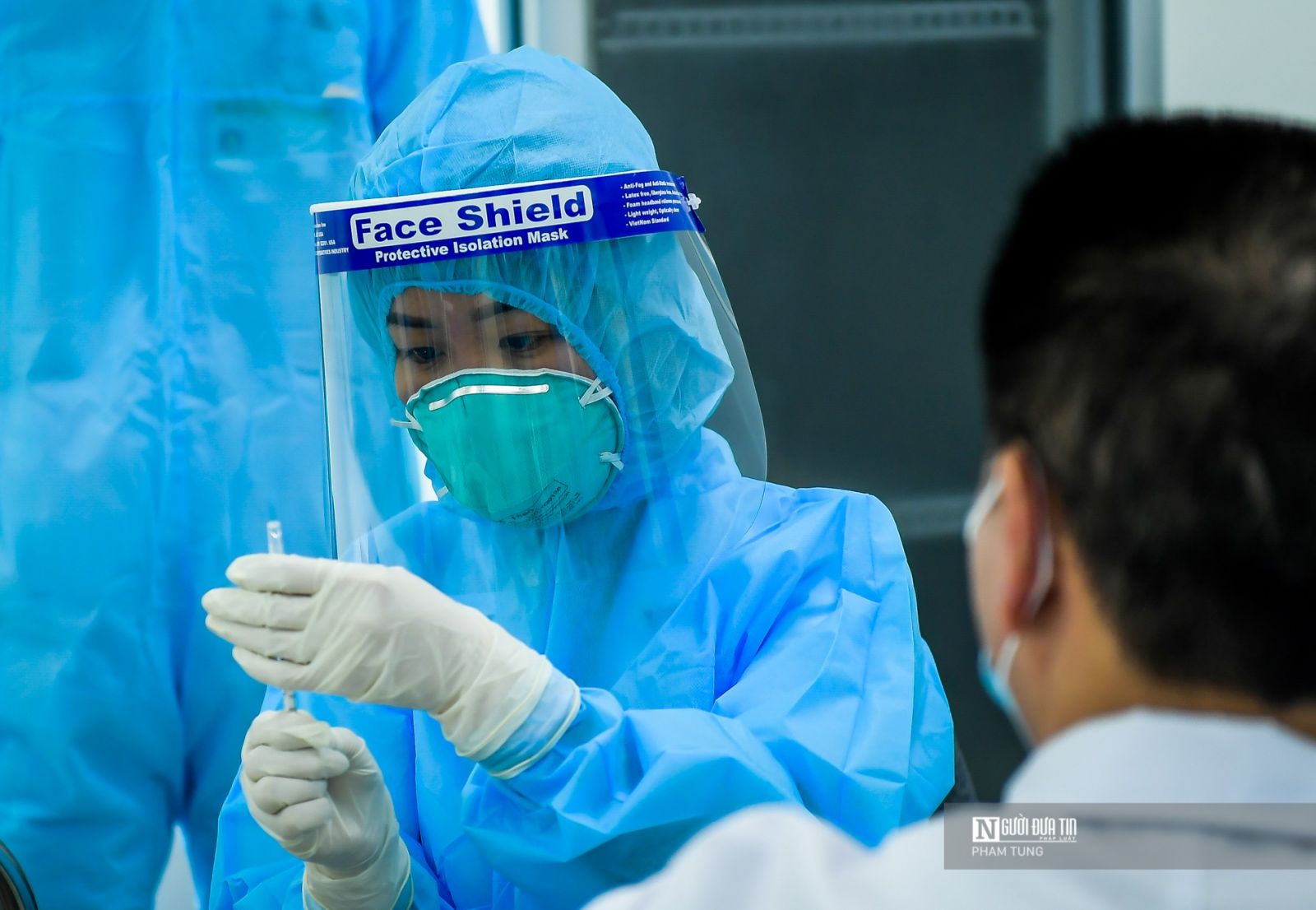 Cận cảnh những mũi tiêm vắc-xin Covid-19 đầu tiên ở Hà Nội