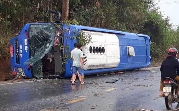 Kon Tum: Xe khách lật trên quốc lộ, 19 người bị thương