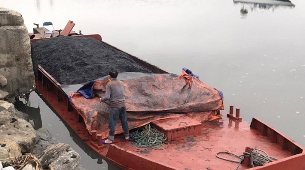 Quảng Ninh: Bắt giữ tàu chở than không rõ nguồn gốc